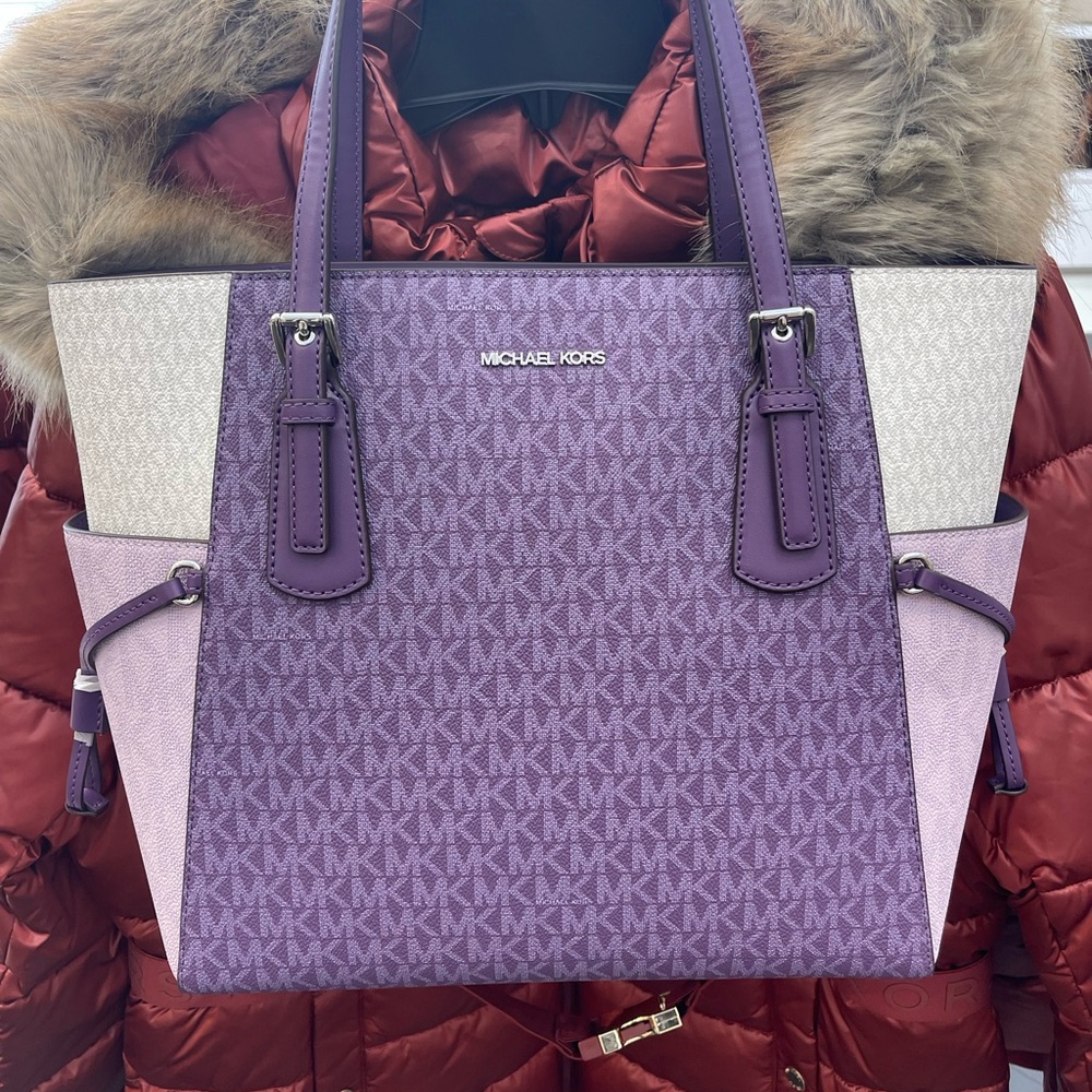 MICHAEL KORS Voyager Lg Color-Block Signature Logo Shoulder Tote Bag
Dark Purple - Picture 5 of 16